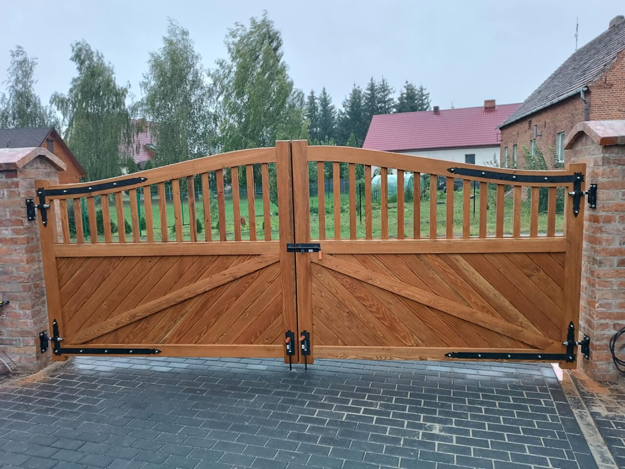 brama drewniana w stylu angielskim